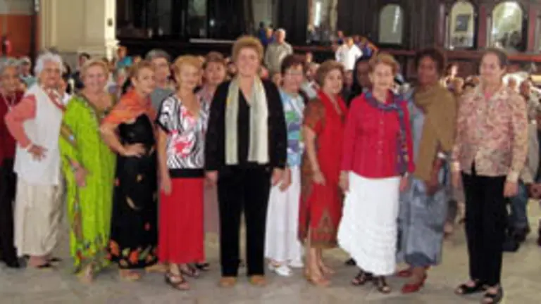  El grupo de moda, junto a la presidenta, Juana Caridad Fern&aacute;ndez &ndash;en el centro&ndash;.