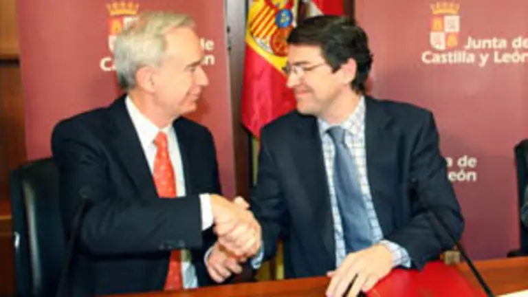 El consejero de Interior y Justicia, Alfonso Fernández Mañueco, firmó sendos convenios de cooperación.
