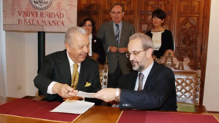  El rector de la Universidad de Salamanca, Daniel Hernández, y el embajador de Chile en España, Sergio Romero.