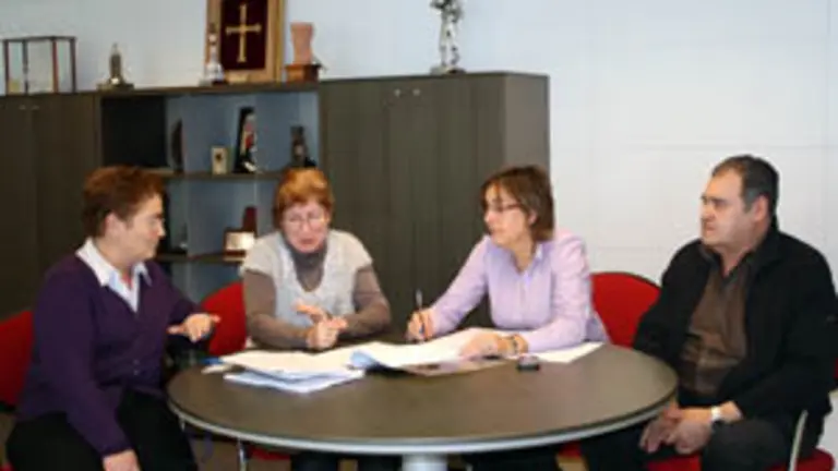 Teresa Ordiz, Pilar Burgo, Bego&ntilde;a Serrano y Gaspar Revuelta, durante la reuni&oacute;n de trabajo.