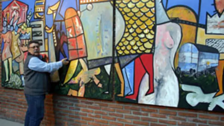 Xavier Magalh&atilde;es, delante del d&iacute;ptico que elabor&oacute; en la Universidad argentina de Lan&uacute;s. 