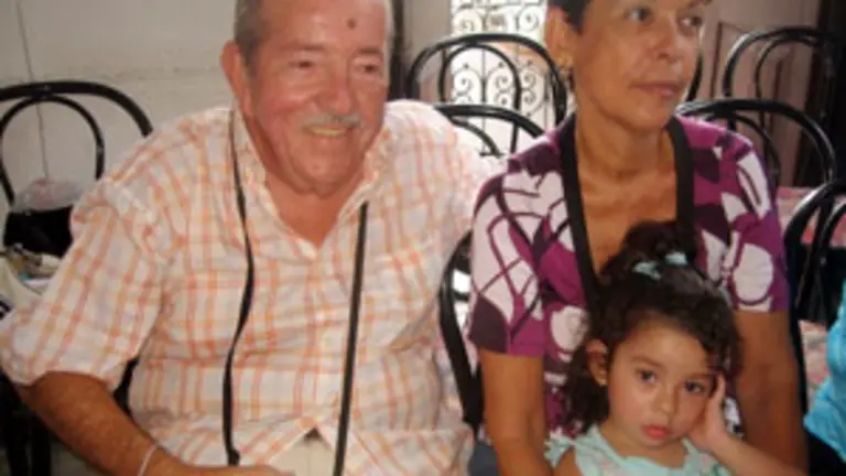 Manolo P&eacute;rez, junto a su esposa y nieta, durante la celebraci&oacute;n del aniversario de la entidad. 