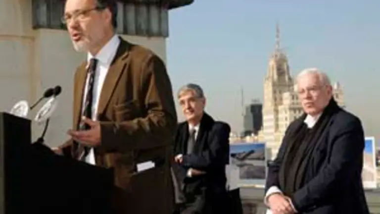  Roberto Varela, durante su intervenci&oacute;n, acompa&ntilde;ado por Juan Miguel Hern&aacute;ndez y Peter Eisenman.