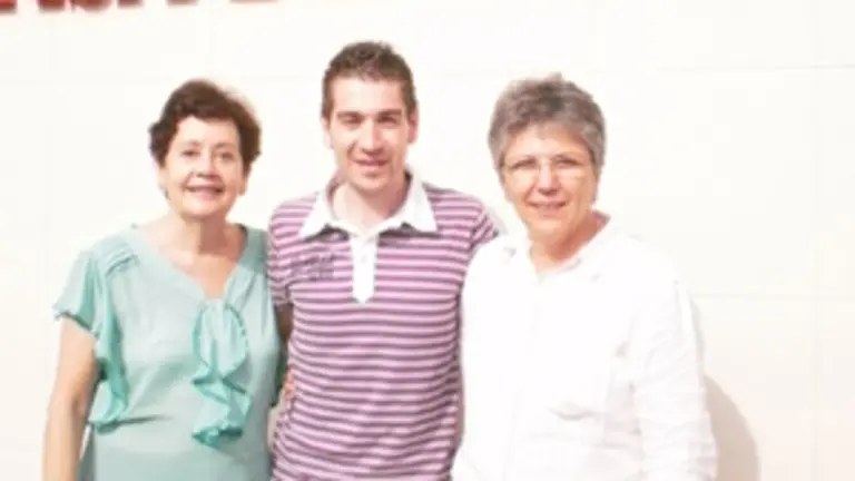  Cienfuegos con Charo Concepci&oacute;n (d) y Mar&iacute;a Fe Varela (i).