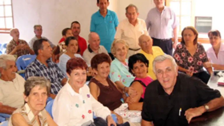  Eusebio Fern&aacute;ndez &ndash;a la derecha&ndash; transmiti&oacute; la felicitaci&oacute;n del presidente Vicente &Aacute;lvarez Areces.