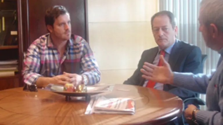  El cocinero Seamus Mullen, durante su encuentro con el consejero.