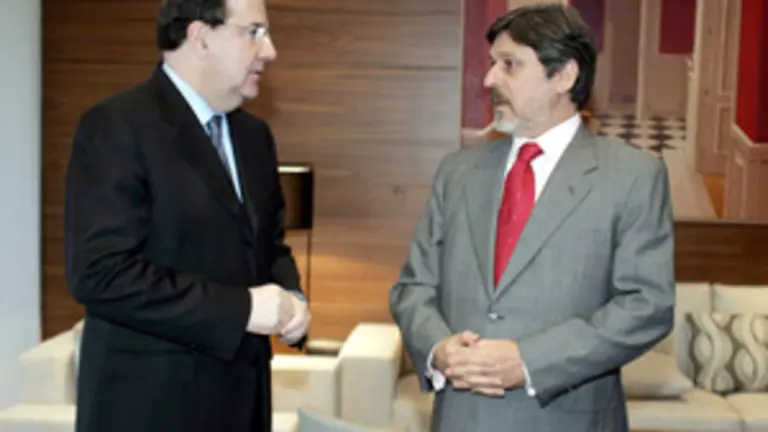  El presidente de la Junta, Juan Vicente Herrera, con el embajador de Brasil en España, Paulo César de Oliveira.