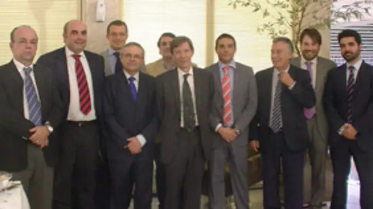  El embajador de Espa&ntilde;a en Brasil, Carlos Alonso Zald&iacute;var &ndash;cuarto por la izquierda&ndash;, posa con los empresarios que firmaron el acuerdo. 