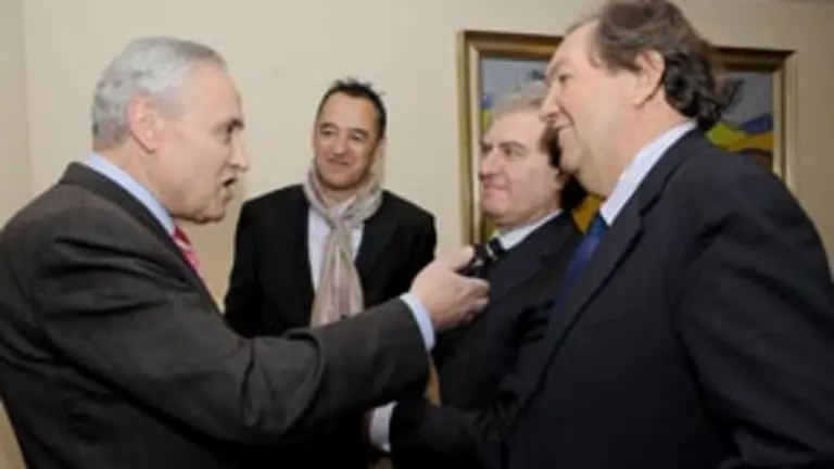  Paz Gago &ndash;de frente&ndash; con Jos&eacute; Ram&oacute;n &Oacute;nega &ndash;izda.&ndash; y C&eacute;sar Antonio Molina &ndash;2&ordm; dcha.&ndash; y Jos&eacute; Manuel Otero Lastres, en la presentaci&oacute;n del libro.