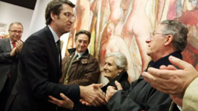  Feij&oacute;o saluda a la esposa y a los hijos de D&iacute;az Pardo, en la inauguraci&oacute;n de la muestra del pintor en la Casa da Parra.