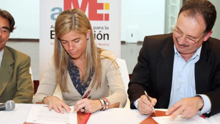 Victoria Cristóbal firma el acuerdo de colaboración con el presidente de la peña ‘Los Gatos’ , Javier Grande, en presencia del cónsul general de España, Aníbal J. Jiménez.