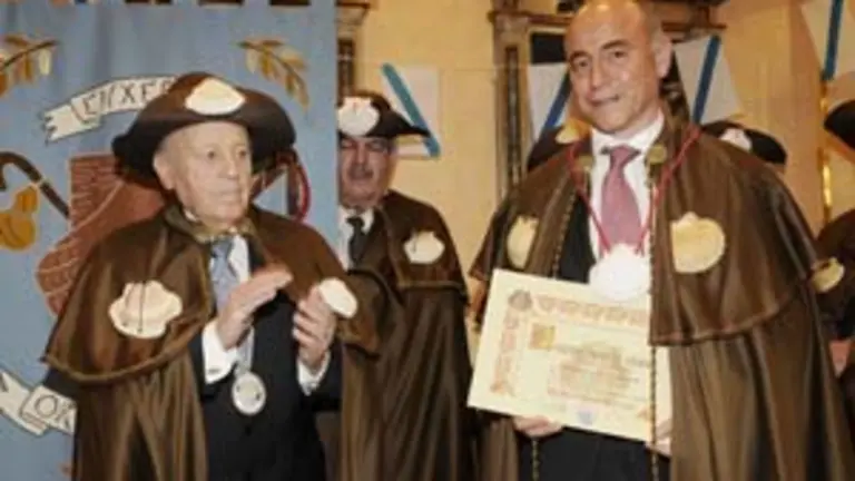  Santiago Camba, con el diploma que acredita su investidura como caballero.