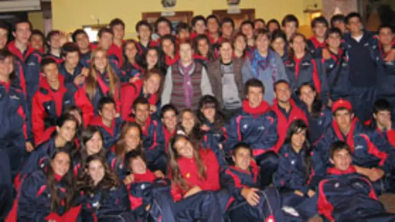  Las responsables de Emigraci&oacute;n, con el grupo de j&oacute;venes chilenos en unl llagar en Gij&oacute;n.