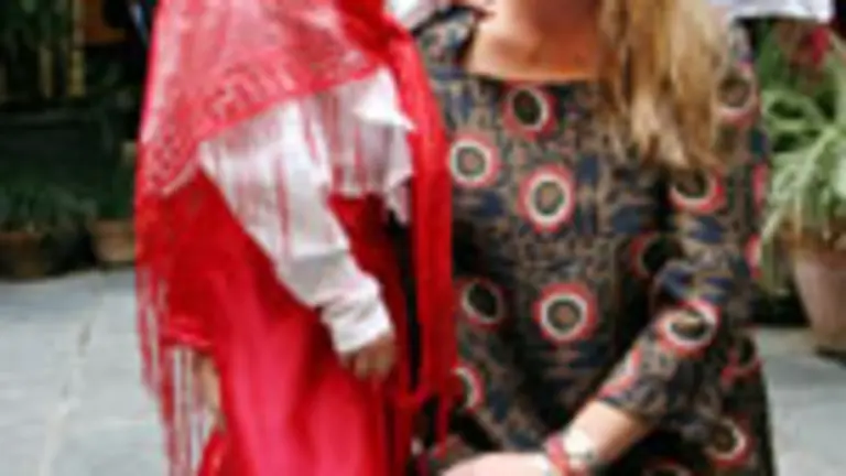 Victoria Cristóbal, con una niña vestida de madrileña en La Habana.