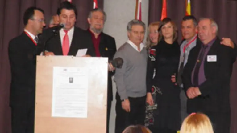  La Junta Directiva de ASOBECAT, junto al homenajeado Gustavo Vega Mansilla.