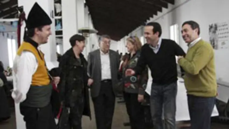  Fern&aacute;ndez de la Cera, durante la visita el Centro Asturiano de Menorca. 