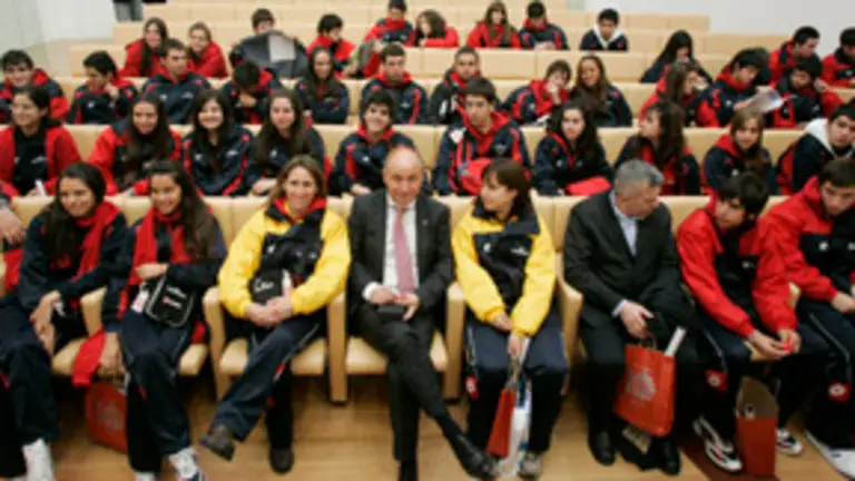  Santiago Camba posa con los j&oacute;venes chilenos, durante la recepci&oacute;n en la Cidade da Cultura.