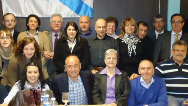  Santiago Camba posa con los representantes de la colectividad en Suiza. 