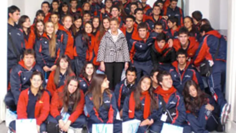  La directora de la Agencia Madrileña de Emigración –en el centro–, junto a los 54 jóvenes integrantes de la comitiva.