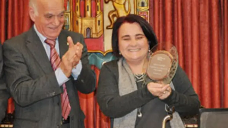  Tamara de Nieto recibió un obsequio por parte de la directiva del centro.