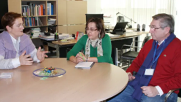  Teresa Ordiz &ndash;a la izquierda&ndash;, con el presidente de la Pe&ntilde;a Eloy de Bruselas y la directora de la Agencia de Emigraci&oacute;n, Bego&ntilde;a Serrano.