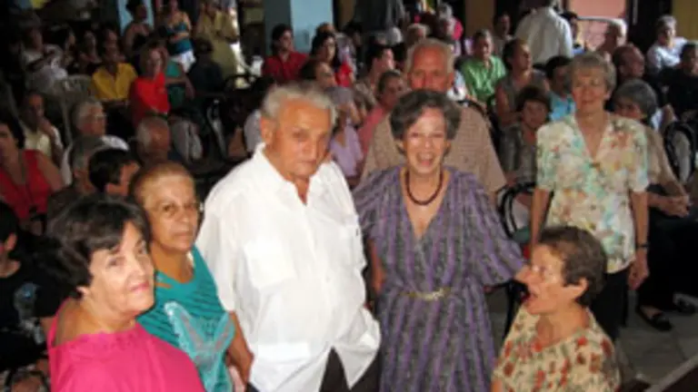  Jos&eacute; M. Mart&iacute;nez, junto a varios directivos de la sociedad.