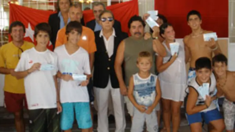  Los ganadores del sorteo posan con sus entrada para la Copa Davis.