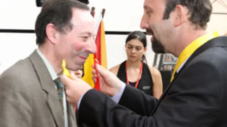   El alcalde de Beariz, Manuel Prado, recibiendo la medalla del centenario del 'Gremio Espa&ntilde;ol' de Belo Horizonte. 