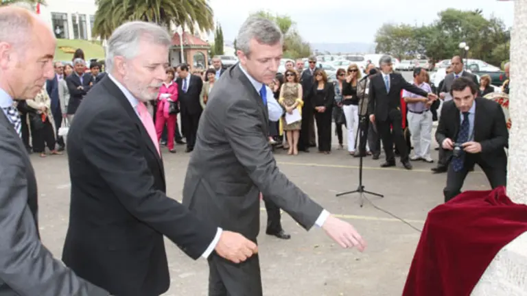  Rueda y Camba, junto al c&oacute;nsul general, poco antes de inaugurar el cruceiro.