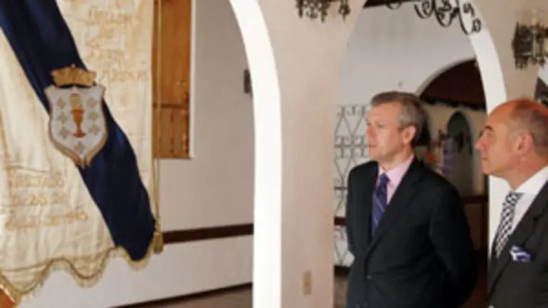  Rueda y Camba observan el estandarte del centro gallego, fundado en 1945.
