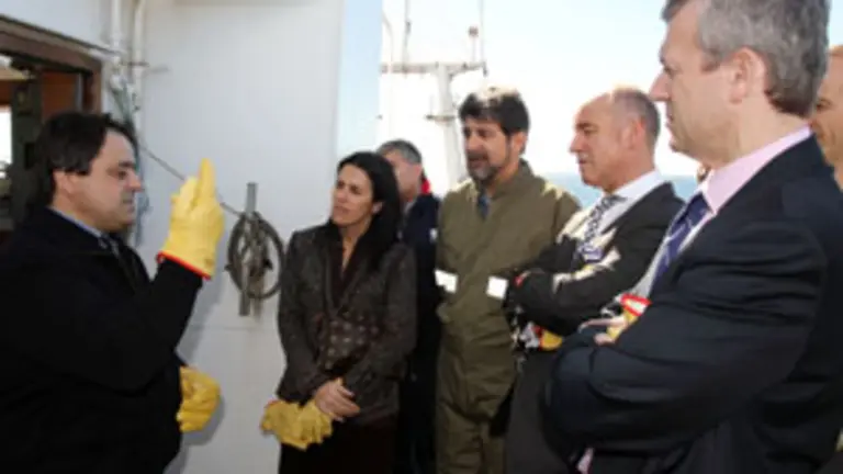  Rueda y Camba conversan con Manuel Angel San Pedro, superviviente del reciente naufragio de un barco de Peschile.