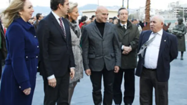  Luc&iacute;a Molares, Alberto N&uacute;&ntilde;ez Feij&oacute;o, Corina Porro, Ram&oacute;n Conde, Luis Lara y Ramiro Vieito, tras la inauguraci&oacute;n de la escultura en homenaje al emigrante.