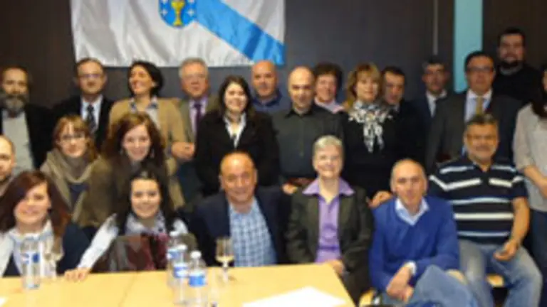  Santiago Camba, junto a los representantes de los centros gallegos de Suiza con los que se reuni&oacute;.