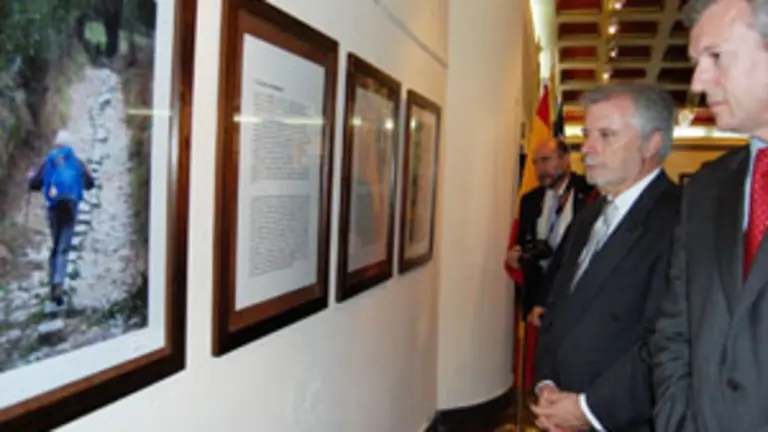  Alfonso Rueda contempla una de las fotograf&iacute;as de la muestra. 