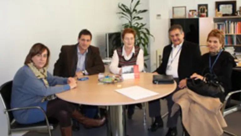  Bego&ntilde;a Serrano &ndash;1&ordf; izda.&ndash; y Teresa Ordiz &ndash;en el centro&ndash;, durante el encuentro con los directivos del Centro Asturiano de C&oacute;rdoba.