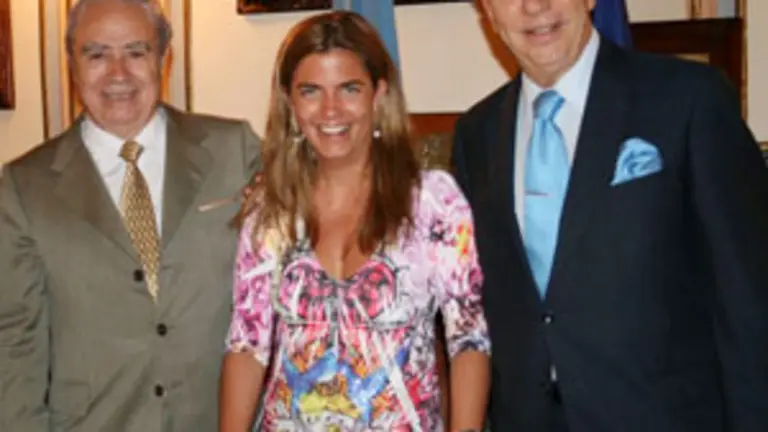  Victoria Cristóbal, flanqueada por José López Carballedo, presidente del Club Español, y Francisco Puebla, en su última visita a Argentina.