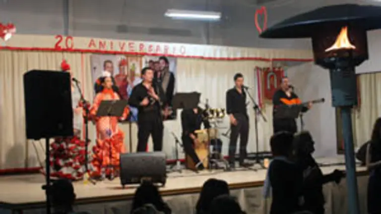  Las actuaciones musicales y el baile animaron la velada en la &lsquo;Asociaci&oacute;n Cultural Andaluza&rsquo;.