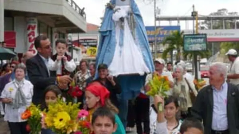  El alcalde del Municipio Los Salias, junto a hijo, vecinos y devotos de la Virgen de Candelaria, durante la procesión.