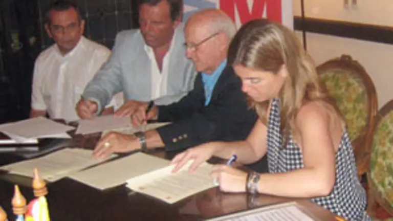  Victoria Cristóbal, durante la firma en Montevideo del anterior convenio con el Centro Gallego.