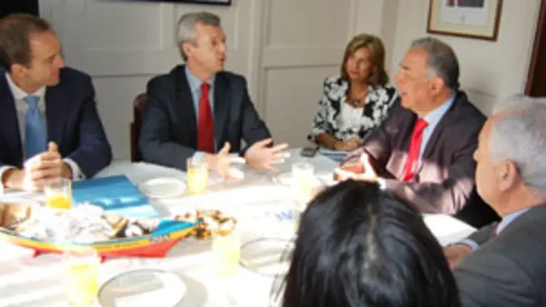  Alfonso Rueda, durante la reuni&oacute;n con el subsecretario de Pesca en Chile.
