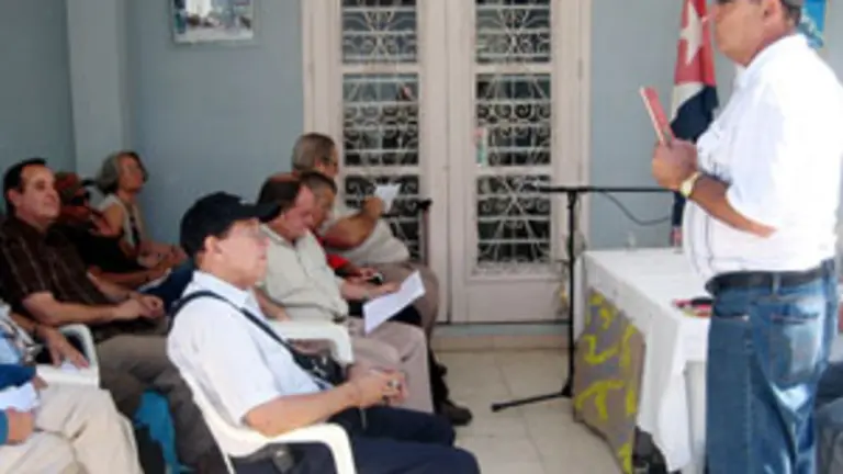  López Isla diserta sobre una de sus obras.