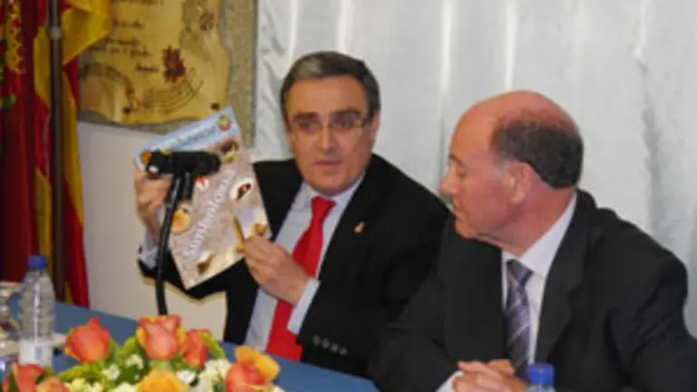  &Aacute;ngel Ros e Xos&eacute; Terceiro, durante a presentaci&oacute;n do n&uacute;mero 24 da revista &lsquo;Xurdimento&rsquo;.