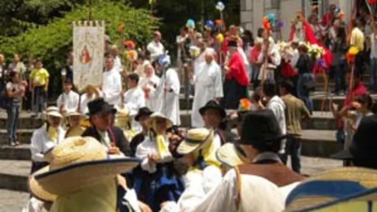  Procesión en los alrededores de la Parroquia Reina del Mundo, precedida por ‘Coros y Danzas de La Gomera’.
