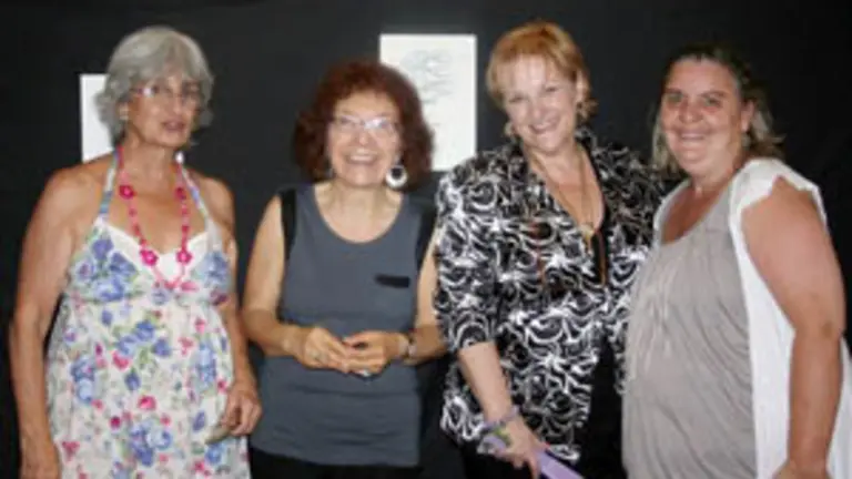  Patricia Alonso y Olga Sanfiz, de la asociaci&oacute;n, junto a Mar&iacute;a Xos&eacute; Porteiro y Clotilde Iglesias.