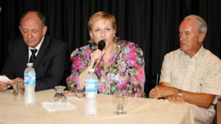  Porteiro, flanqueada por Jos&eacute; S&aacute;nchez y Bernardo Rey, vicepresidente y tesorero del Centro, respectivamente.