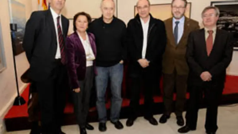  Francisco Rodr&iacute;guez &ndash;3&ordm; por la izda.&ndash;, junto a otros diputados e invitados a la conferencia.