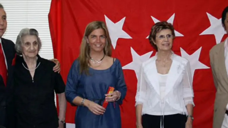 Victoria Cristóbal, junto a los presidentes de las Casas Madrileñas de Argentina Alejandro Sánchez, María del Pilar Rodríguez, Francisco Puebla y María Martínez.