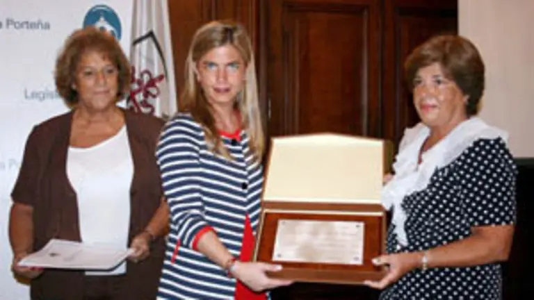  Victoria Cristóbal entrega la placa concedida a las Damas del Hospital Español a Irene Pernas. Detrás, la diputada de la Ciudad, Diana Martínez