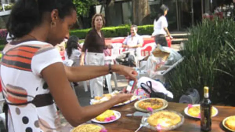  Una asistente a la fiesta fotografía las tortillas.