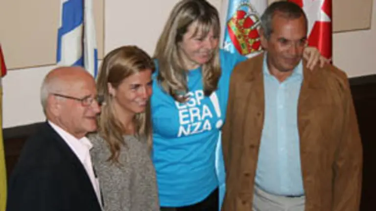  Victoria Cristóbal, junto a Esperanza Romariz, Julio Ríos y Jorge Segada, presidente y vicepresidente del Centro Gallego, respectivamente. 